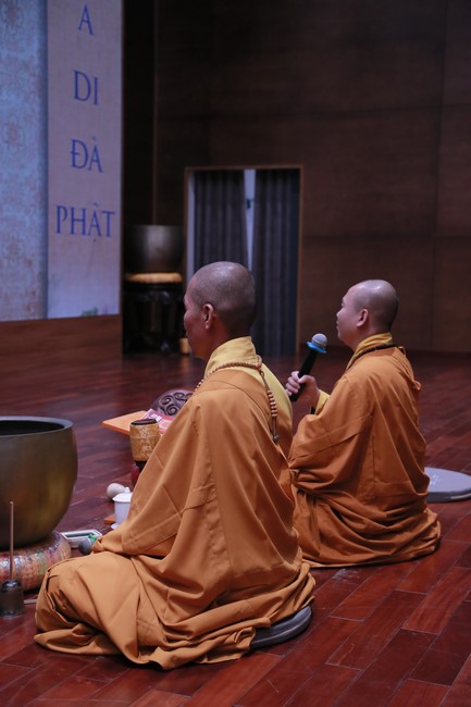 Dharma talk Buddha's name reciting being the way back to the tranquility in the 102nd Seven-Day Retreat