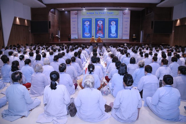 Dharma talk Buddha's name reciting being the way back to the tranquility in the 102nd Seven-Day Retreat