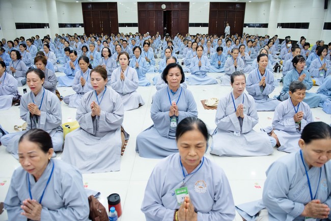 Dharma talk Buddha's name reciting being the way back to the tranquility in the 102nd Seven-Day Retreat