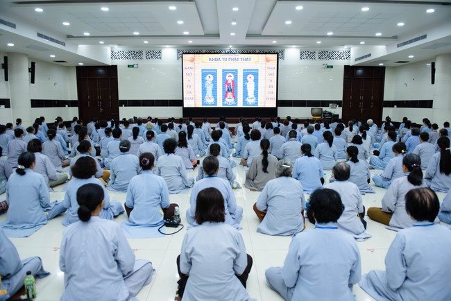 Dharma talk Buddha's name reciting being the way back to the tranquility in the 102nd Seven-Day Retreat