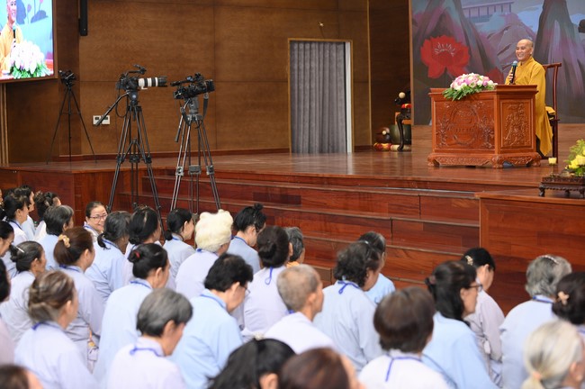 Dharma talk Buddha's name reciting being the way back to the tranquility in the 102nd Seven-Day Retreat