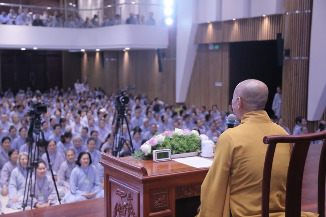 Dharma talk Buddha's name reciting being the way back to the tranquility in the 102nd Seven-Day Retreat