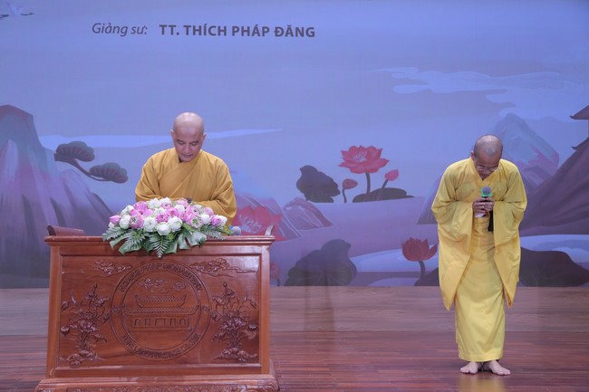 Dharma talk Buddha's name reciting being the way back to the tranquility in the 102nd Seven-Day Retreat