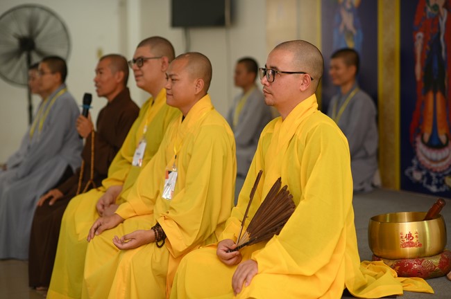 Dharma talk Buddha's name reciting being the way back to the tranquility in the 102nd Seven-Day Retreat