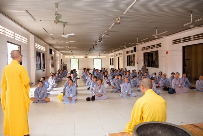 Dharma talk Buddha's name reciting being the way back to the tranquility in the 102nd Seven-Day Retreat