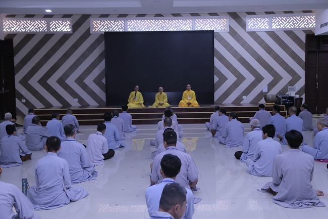 Dharma talk Buddha's name reciting being the way back to the tranquility in the 102nd Seven-Day Retreat