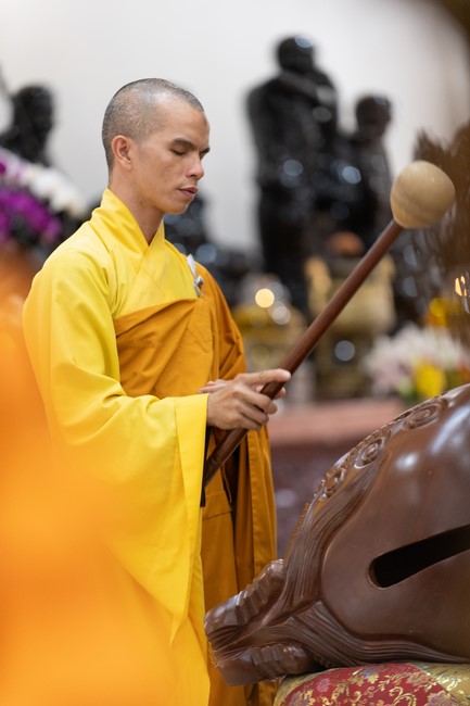 Nhan Van School students praying before the University Examination