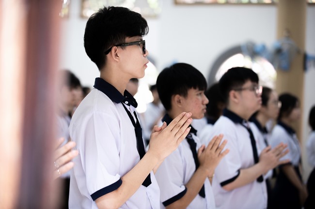 Nhan Van School students praying before the University Examination