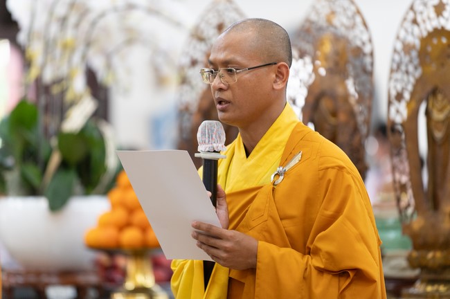 Nhan Van School students praying before the University Examination