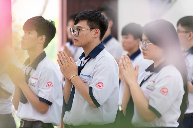 Nhan Van School students praying before the University Examination