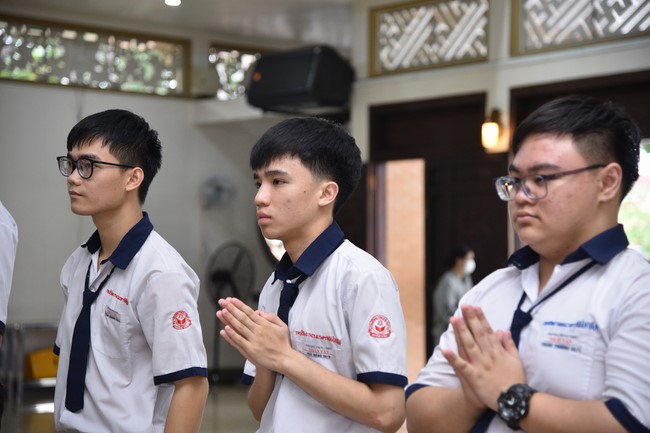 Nhan Van School students praying before the University Examination