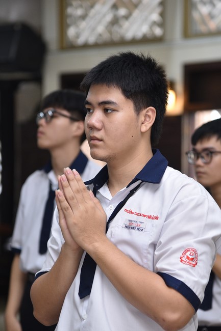 Nhan Van School students praying before the University Examination