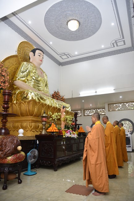 Nhan Van School students praying before the University Examination