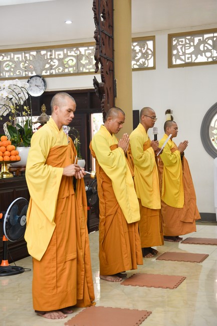 Nhan Van School students praying before the University Examination