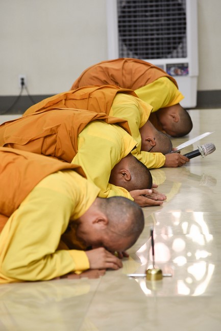 Nhan Van School students praying before the University Examination