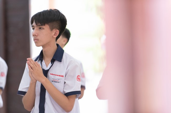 Nhan Van School students praying before the University Examination