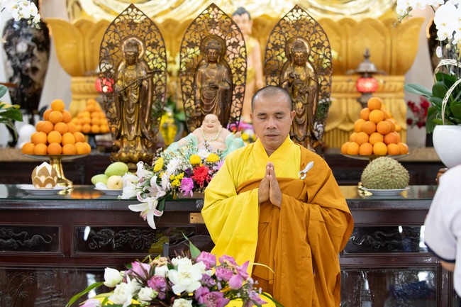 Nhan Van School students praying before the University Examination