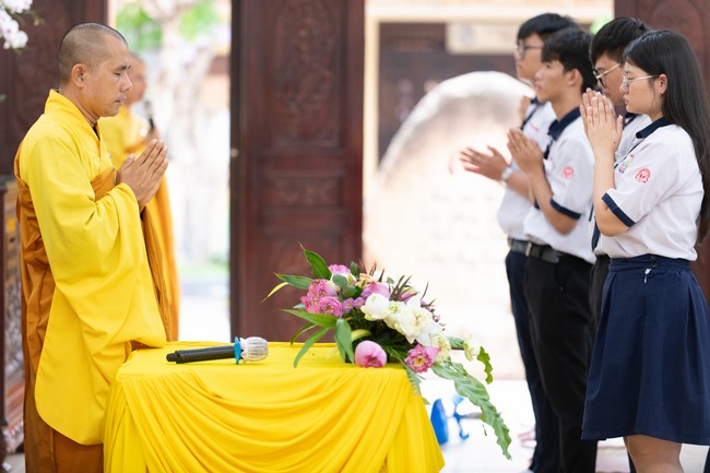 Nhan Van School students praying before the University Examination