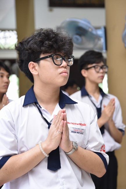 Nhan Van School students praying before the University Examination
