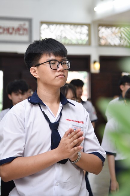Nhan Van School students praying before the University Examination