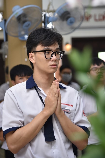Nhan Van School students praying before the University Examination