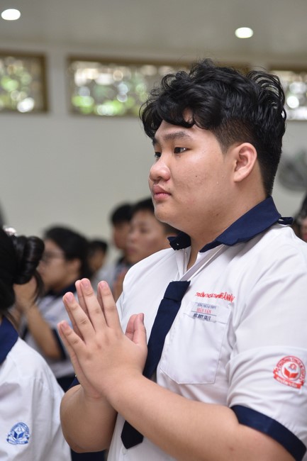 Nhan Van School students praying before the University Examination