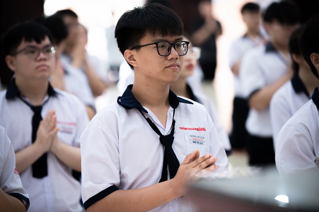 Nhan Van School students praying before the University Examination