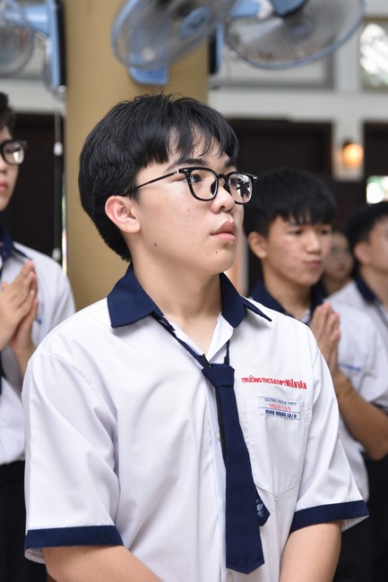 Nhan Van School students praying before the University Examination