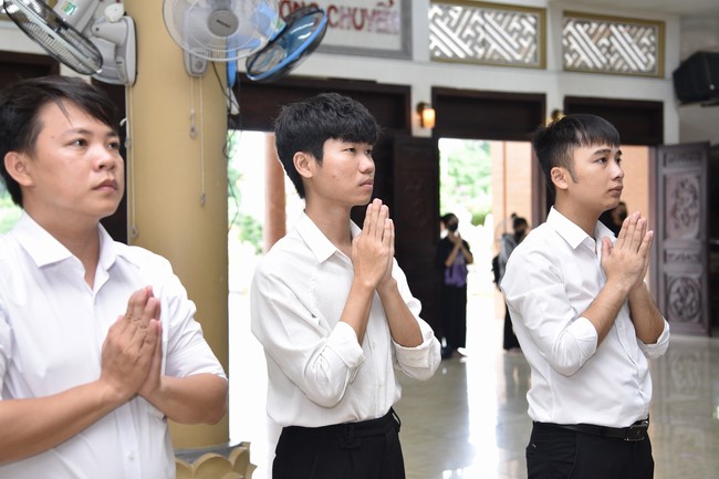 Nhan Van School students praying before the University Examination