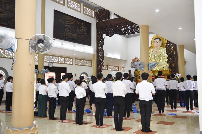 Nhan Van School students praying before the University Examination