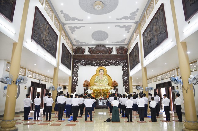 Nhan Van School students praying before the University Examination