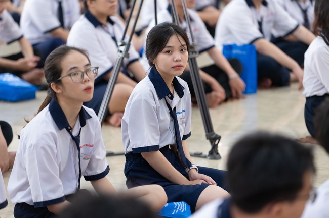 Nhan Van School students praying before the University Examination