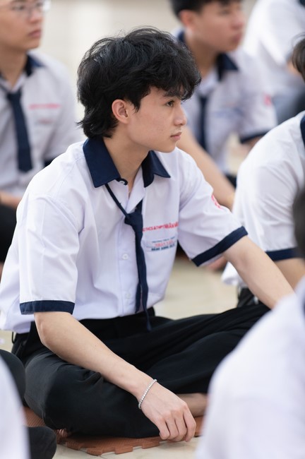 Nhan Van School students praying before the University Examination