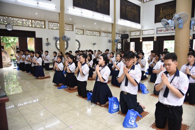 Nhan Van School students praying before the University Examination