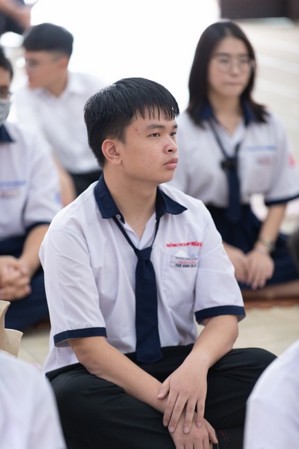 Nhan Van School students praying before the University Examination