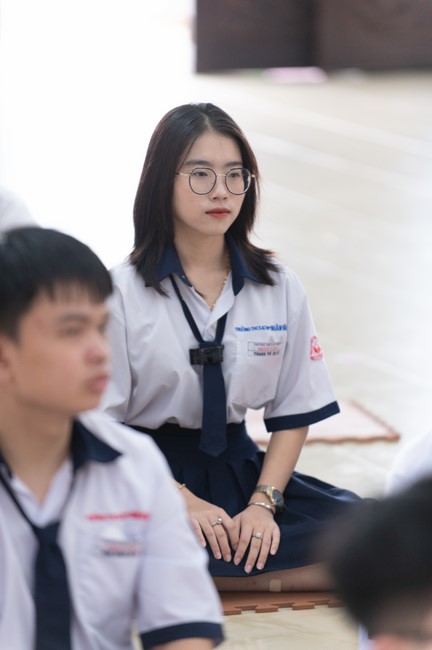 Nhan Van School students praying before the University Examination