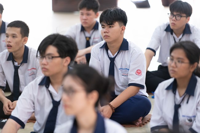 Nhan Van School students praying before the University Examination