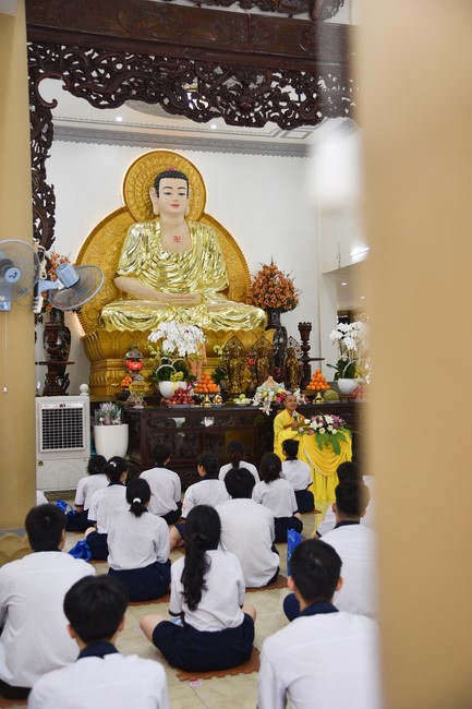 Nhan Van School students praying before the University Examination