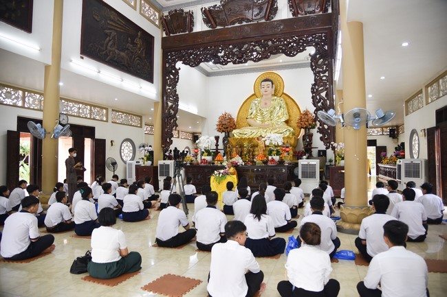 Nhan Van School students praying before the University Examination