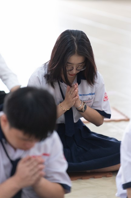 Nhan Van School students praying before the University Examination