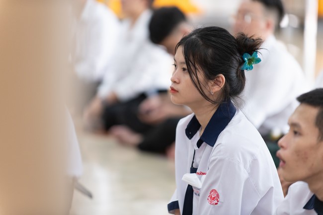 Nhan Van School students praying before the University Examination