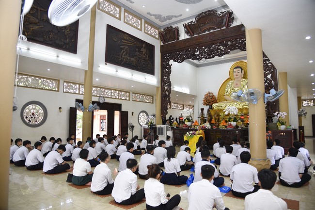 Nhan Van School students praying before the University Examination