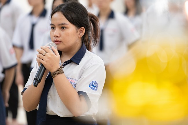 Nhan Van School students praying before the University Examination