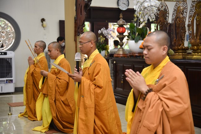 Nhan Van School students praying before the University Examination