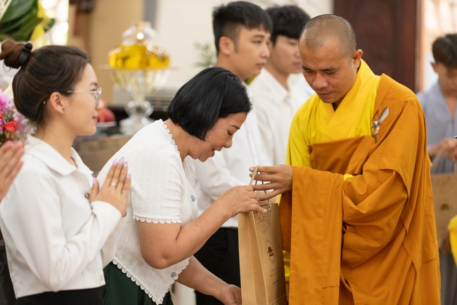 Nhan Van School students praying before the University Examination