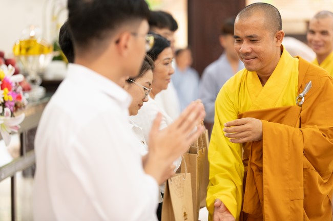 Nhan Van School students praying before the University Examination