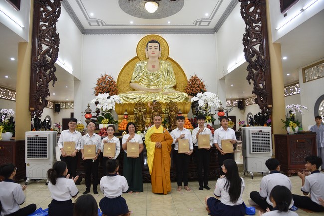 Nhan Van School students praying before the University Examination
