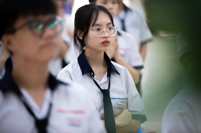 Nhan Van School students praying before the University Examination