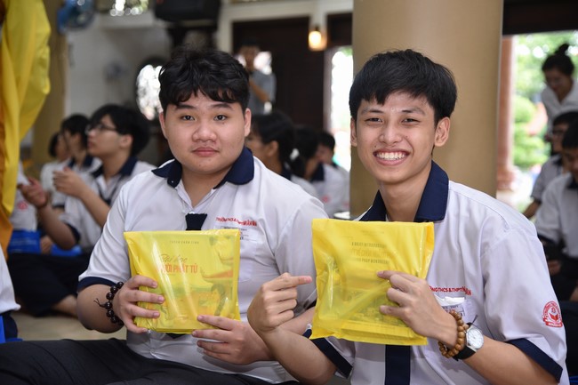 Nhan Van School students praying before the University Examination