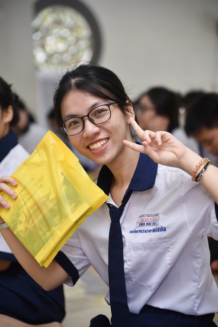 Nhan Van School students praying before the University Examination